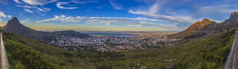 Obraz premium Panorama von Kapstadt von der Talstation der Seilbahn auf den Tafelberg