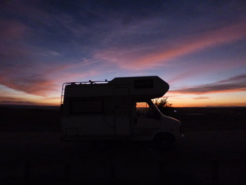 Autocaravana al atardecer en  Toledo, Espa&ntilde;a