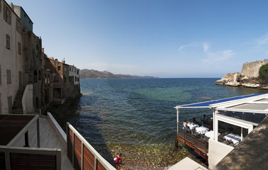 Fototapeta premium Corsica, 29/08/2017: lo skyline di Saint-Florent (San Fiorenzo), popolare villaggio di pescatori sulla costa ovest dell'Alta Corsica, chiamato la Saint-Tropez corsa