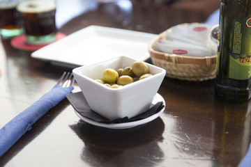oliven als fingerfood vorspeise im restaurant