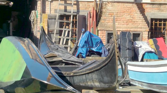 14590_Old_and_new_Venetian_gondolas_on_the_yard_of_the_house.mov