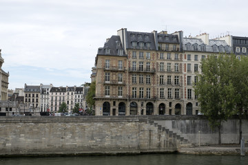 Fototapeta na wymiar Vieux immeubles parisiens