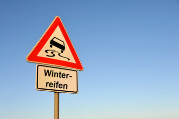 Winterreifen, Schleudergefahr, Auto, Autoreifen, Schnee, Eisglätte, Achtung, Gefahr, Winter, Reifenwechsel, symbolisch, Versicherung, Verkehrszeichen,  Wintereinbruch, 
