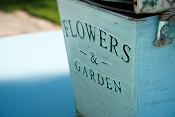 Blumentopf mit Aufschrift Flowers 