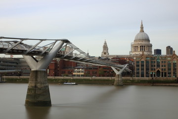 Londyn, widok na Tamizę, nowoczesny most Millenium Bridge i budynki po drugiej stronie rzeki, i katedrę świętego Pawła, długi czas naświetlania - obrazy, fototapety, plakaty