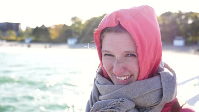Junge Frau mit Kapuze am Meer