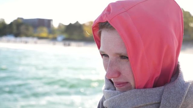 Junge Frau mit Kapuze am Meer