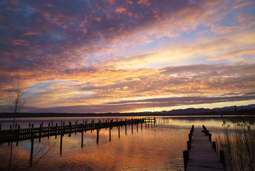 Fototapeta na wymiar 冬の湖畔と朝焼けの空
