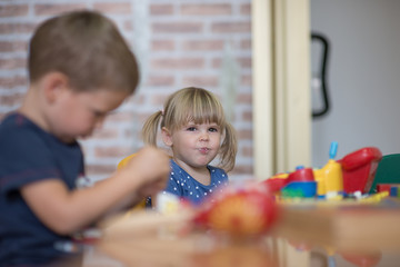 Obraz premium Children is playing at home