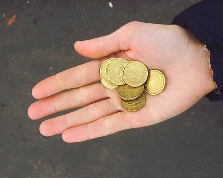 la mano con le monete