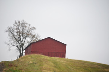 Obraz premium barn on hill side