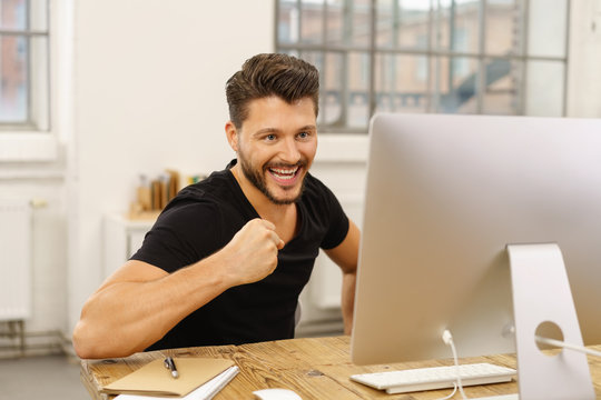 Glücklicher Mann Schaut Auf Seinen Computer Und Ballt Die Faust