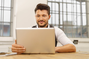 erfolgreicher unternehmer schaut auf seinen laptop