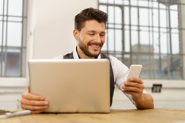 mann liest eine nachricht am mobiltelefon