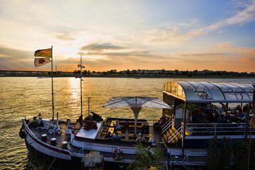 ライン川に浮かぶ日独の旗