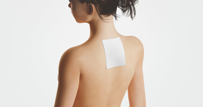 Donna con dolore alla schiena, cerotto sul collo per cervicale