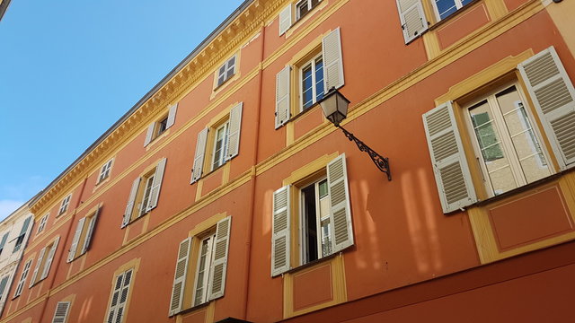 Fa&ccedil;ades color&eacute;es des immeubles &agrave; Nice