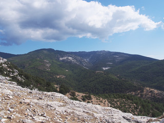 Góry na tle niebieskiego nieba, na greckiej wyspie Thassos