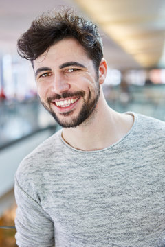 Gl&uuml;cklicher junger Mann mit Vollbart