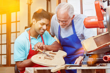 Integration von Lehrling in Gitarrenbauer Werkstatt