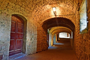 camminamento seminterrato delle antiche mura di Castellina in Chianti in provincia di Siena, Toscana Italia - obrazy, fototapety, plakaty