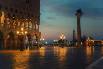 Fototapeta premium Famous Doge palace, column with winged lion and San Marco square at sunrise in Venice, Italy