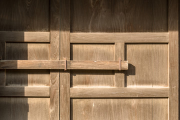 日本の古民家　納屋の扉の閂