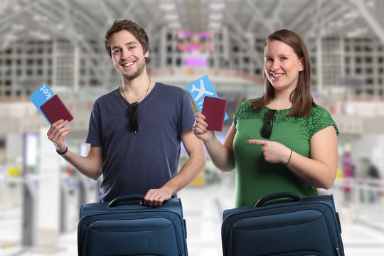 Junge Leute mit Koffer reisen verreisen Flughafen Urlaub fliegen