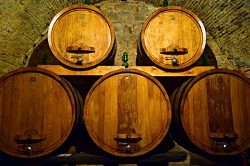 antica cantina di vino Chianti con botti in rovere in Toscana Italia 