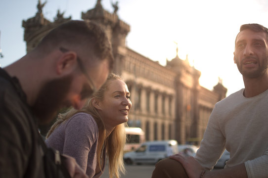 Freunde unterhalten sich in Barcelona