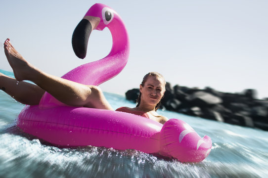 Junge Frau hat Spa&szlig; im Urlaub in Spanien