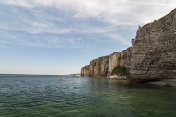 Naklejka premium Etretat ist ein französischer Ort in der Normandie. Er ist bekannt für seine außergewöhnlichen Felsformationen aus Kreidefels und ein touristisches Highlight Frankreichs