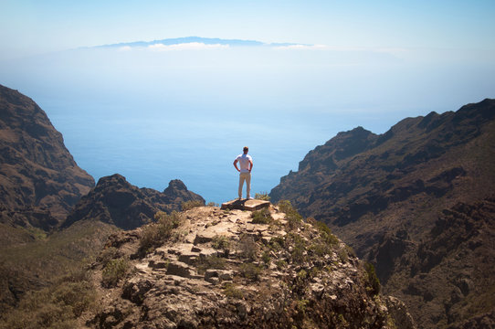 aktiver junger mann in den bergen in einer landschaft auf dem teide auf rhodos. ziel erreicht