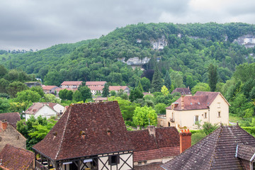 Fototapeta na wymiar Les Eyzies de Tayac. Le village vu du plateau qui domine . Dordogne. Nouvelle-Aquitaine