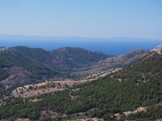 Fototapeta na wymiar Widok na wybrzeże i góry greckiej wyspy Thassos