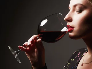 Crédence de cuisine en verre imprimé Alcool Beautiful young woman drinking wine