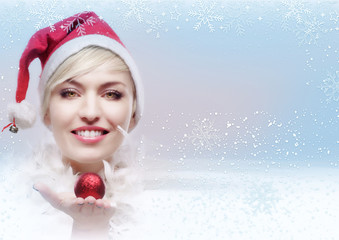 Junge Frau im Weihnachtskostüm