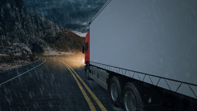 Lastwagen fährt bei Unwetter durch Regen