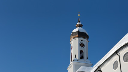 Kirchturm mit blauen Himmel in Bayern