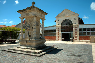 Markthalle und Brunnen von Chateau de Oleron