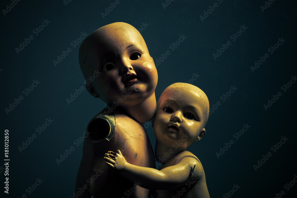 Wall mural Pair of creepy dolls