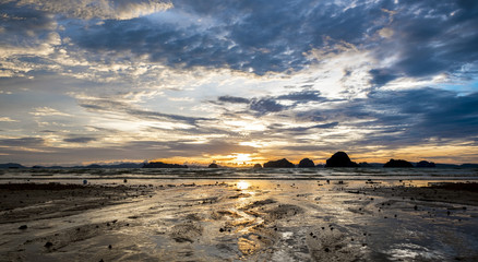 Naklejka premium Colorful sunset at Tubkaek beach. Thailand