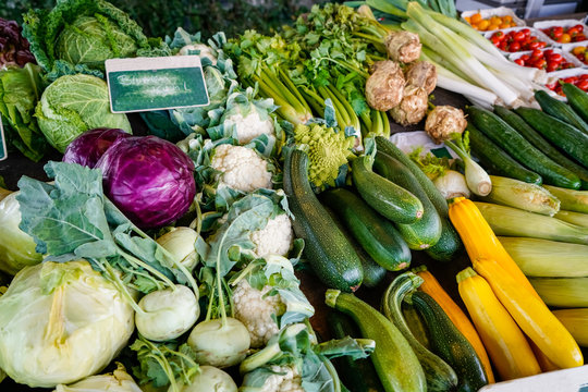 Gem&uuml;sestand auf einem Bauernmarkt