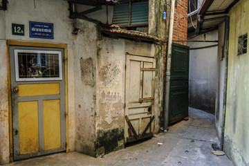 Fototapeta na wymiar alley in the streets in Hanoi in Vietnam.
