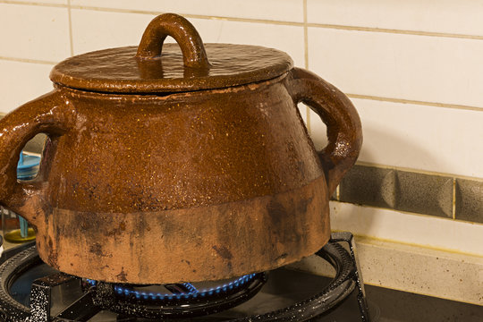 Cocinando en olla de barro.
