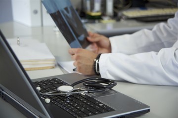Doktor am Laptop