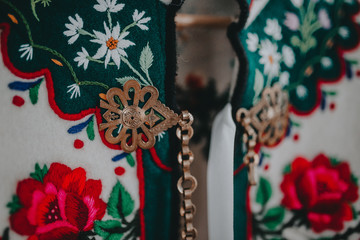 Góralskie elementy męskiego ubioru na deskach © kowal