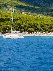 Photo sur Plexiglas Plage de la Corne d'Or, Brac, Croatie Catamaran en face de Zlatni rat ou Golden Horn beach, derrière l& 39 île de Hvar, Bol, île de Brač, Dalmatie, Croatie,
