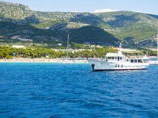 Alte Motoryacht vor dem Strand Zlatni rat oder Goldenes Horn, hinten die Insel Hvar, Bol, Insel Brač, Dalmatien, Kroatien,