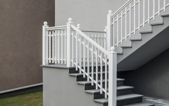 Moderne freitragende Treppe mit Granitauflage und Treppengeländer aus weiß lackiertem Aluminium - Modern self-supporting staircase with granite top and white lacquered aluminium railing